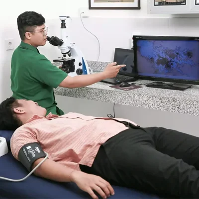 bsi-clinic-bali-doctor-explaining-live-blood-microscope-to-the-patient.webp
